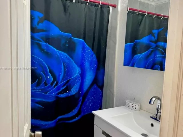 5-bedroom home for sale in Miami Gardens - 19611 NW 47th Ave - MondialRealty