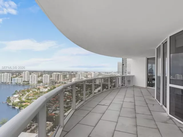 3-bedroom condo for sale in Sunny Isles Beach - 18201 Collins Ave 5301 - MondialRealty