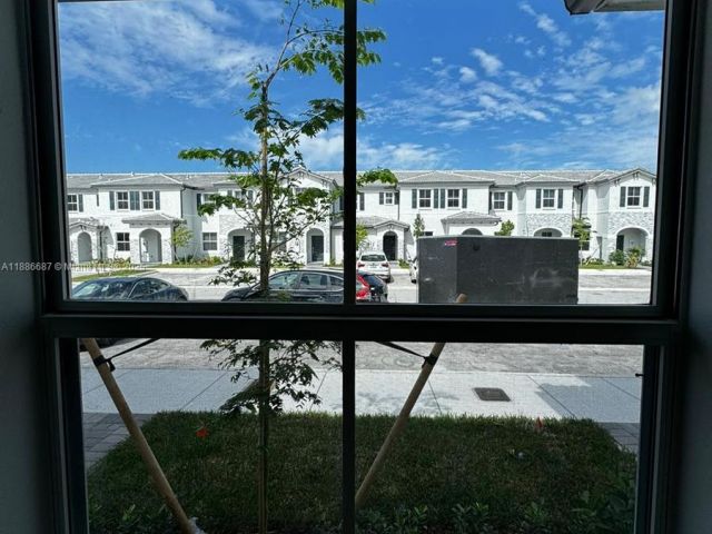 3-bedroom home for sale in Homestead - 16270 SW 292nd St - MondialRealty