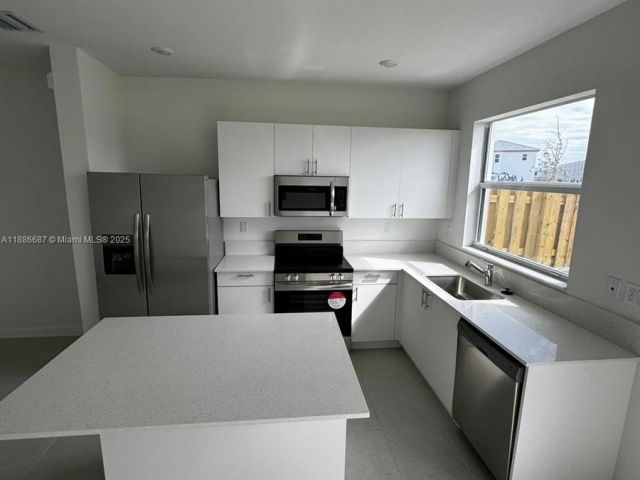 3-bedroom home for sale in Homestead - 16270 SW 292nd St - MondialRealty