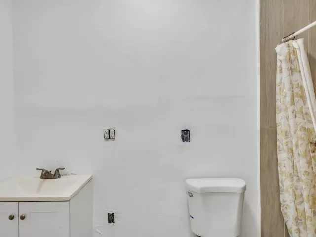 3-bedroom home for sale in Miami - 16010 NE 5th Avenue - MondialRealty