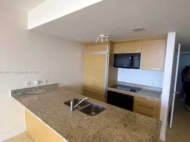 2-bedroom condo for sale in Hallandale Beach - 1800 S Ocean Dr 2909 - MondialRealty
