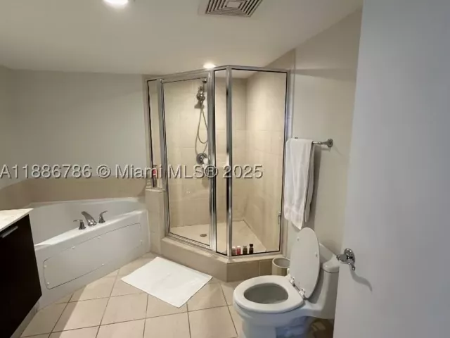 2-bedroom condo for sale in Sunny Isles Beach - 16699 Collins Ave 1806 - MondialRealty