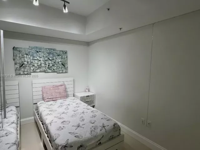 2-bedroom condo for sale in Sunny Isles Beach - 16699 Collins Ave 1806 - MondialRealty