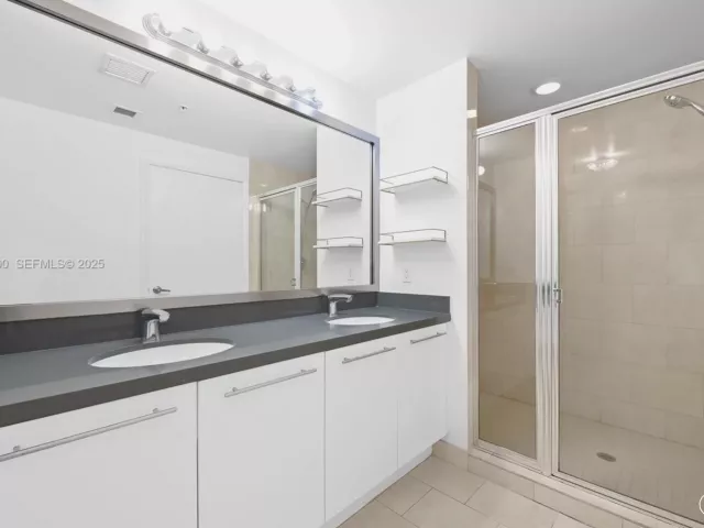 2-bedroom condo for sale in Miami - 90 SW 3rd St 3305 - MondialRealty