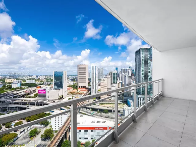 2-bedroom condo for sale in Miami - 90 SW 3rd St 3305 - MondialRealty