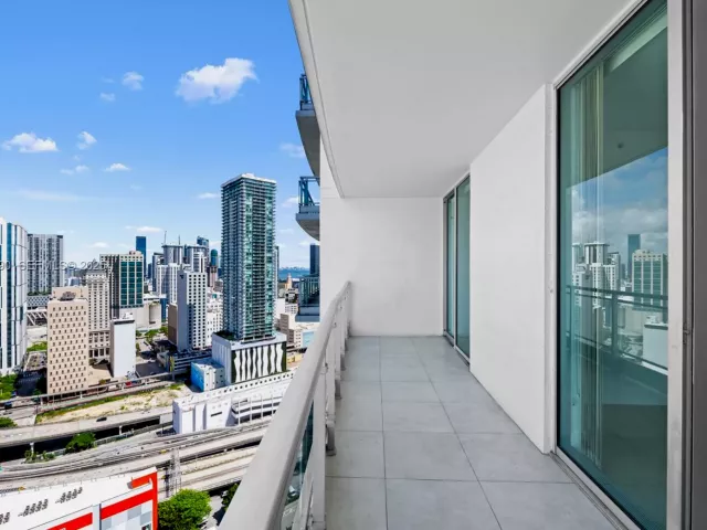 2-bedroom condo for sale in Miami - 90 SW 3rd St 3305 - MondialRealty