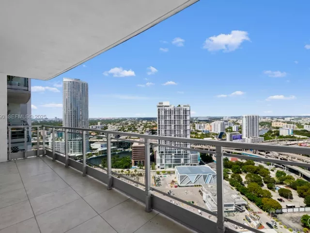 2-bedroom condo for sale in Miami - 90 SW 3rd St 3305 - MondialRealty