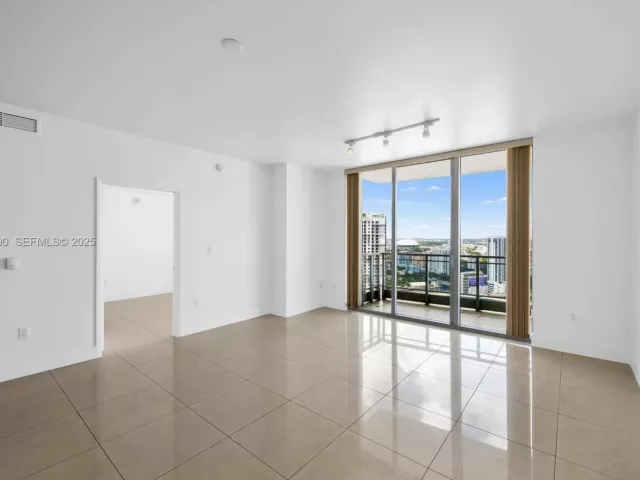2-bedroom condo for sale in Miami - 90 SW 3rd St 3305 - MondialRealty