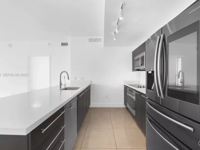 2-bedroom condo for sale in Miami - 90 SW 3rd St 3305 - MondialRealty