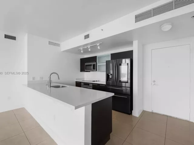 2-bedroom condo for sale in Miami - 90 SW 3rd St 3305 - MondialRealty