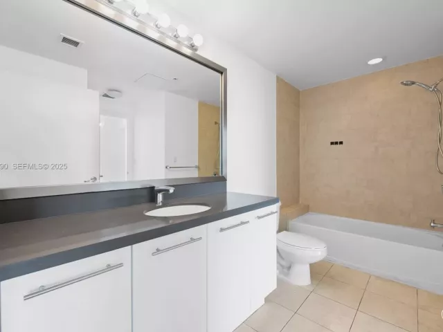2-bedroom condo for sale in Miami - 90 SW 3rd St 3305 - MondialRealty