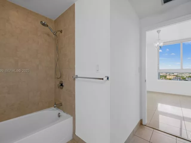 2-bedroom condo for sale in Miami - 90 SW 3rd St 3305 - MondialRealty
