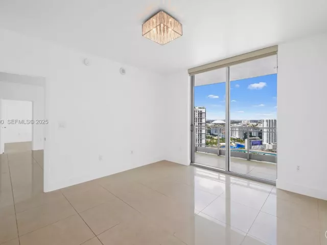 2-bedroom condo for sale in Miami - 90 SW 3rd St 3305 - MondialRealty