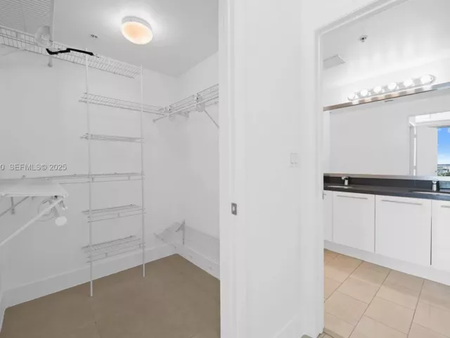 2-bedroom condo for sale in Miami - 90 SW 3rd St 3305 - MondialRealty