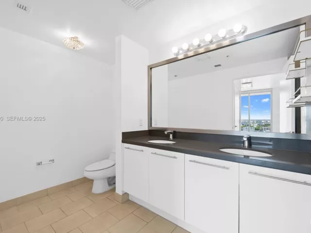 2-bedroom condo for sale in Miami - 90 SW 3rd St 3305 - MondialRealty