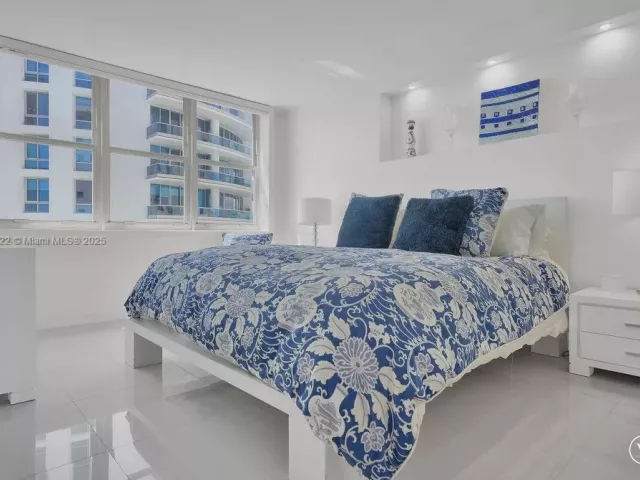 3-bedroom condo for sale in Miami Beach - 6039 Collins Ave 1126 - MondialRealty