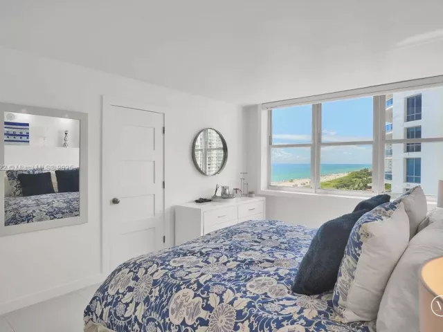 3-bedroom condo for sale in Miami Beach - 6039 Collins Ave 1126 - MondialRealty