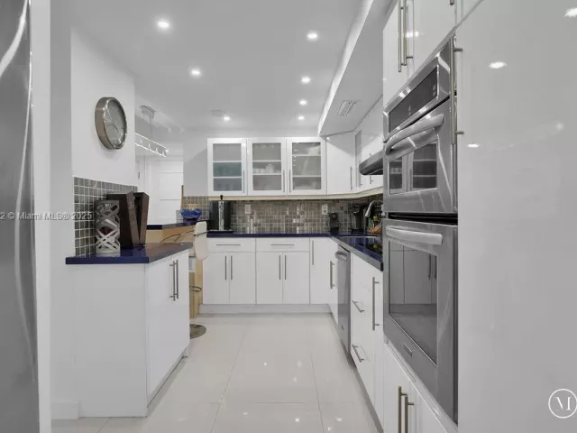 3-bedroom condo for sale in Miami Beach - 6039 Collins Ave 1126 - MondialRealty