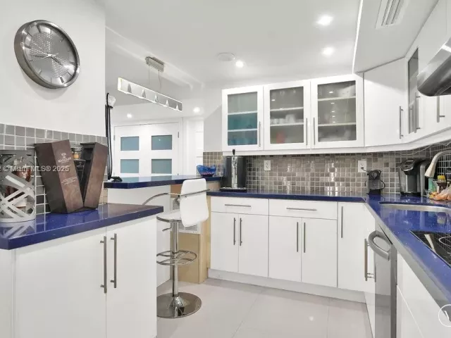 3-bedroom condo for sale in Miami Beach - 6039 Collins Ave 1126 - MondialRealty