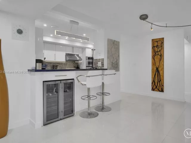 3-bedroom condo for sale in Miami Beach - 6039 Collins Ave 1126 - MondialRealty