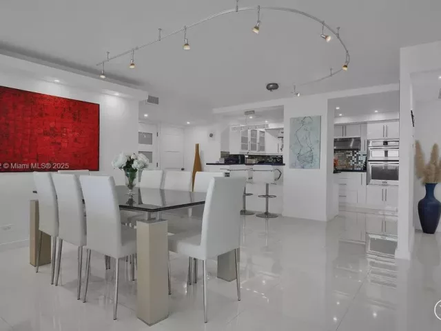 3-bedroom condo for sale in Miami Beach - 6039 Collins Ave 1126 - MondialRealty