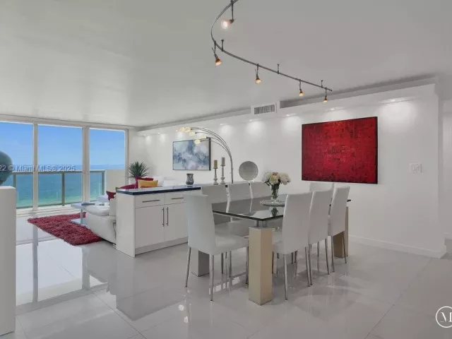 3-bedroom condo for sale in Miami Beach - 6039 Collins Ave 1126 - MondialRealty