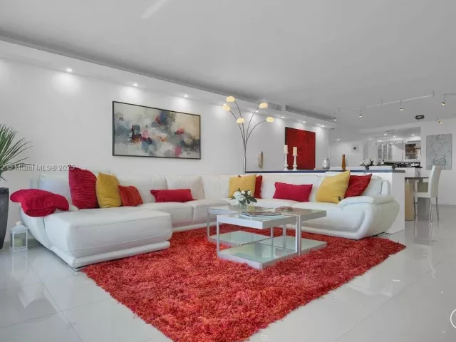 3-bedroom condo for sale in Miami Beach - 6039 Collins Ave 1126 - MondialRealty