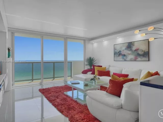 3-bedroom condo for sale in Miami Beach - 6039 Collins Ave 1126 - MondialRealty