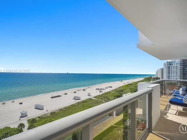 3-bedroom condo for sale in Miami Beach - 6039 Collins Ave 1126 - MondialRealty
