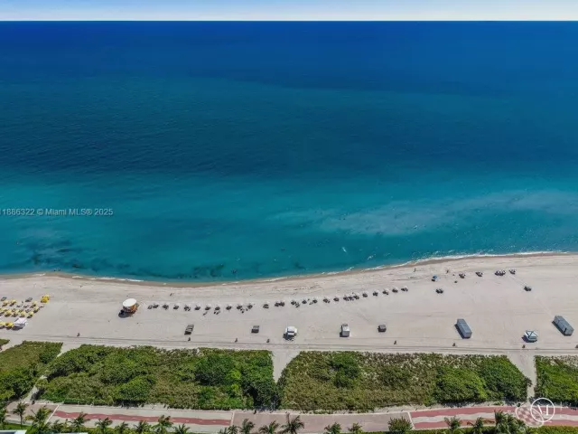 3-bedroom condo for sale in Miami Beach - 6039 Collins Ave 1126 - MondialRealty