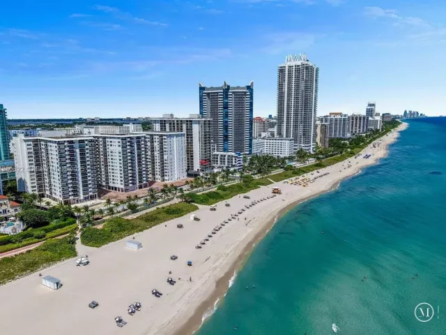 3-bedroom condo for sale in Miami Beach - 6039 Collins Ave 1126 - MondialRealty