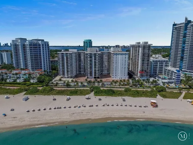 3-bedroom condo for sale in Miami Beach - 6039 Collins Ave 1126 - MondialRealty