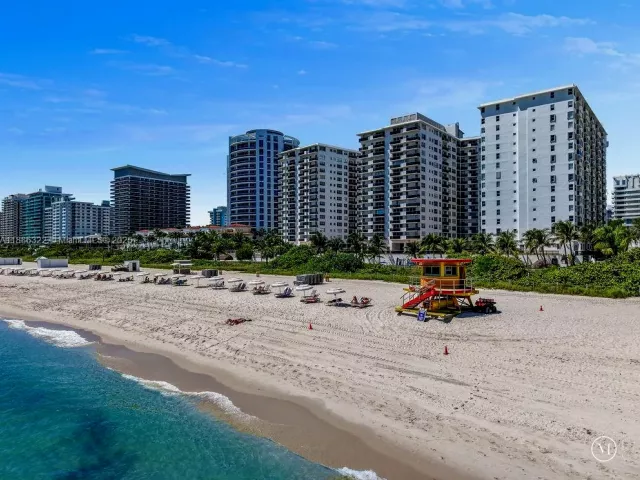 3-bedroom condo for sale in Miami Beach - 6039 Collins Ave 1126 - MondialRealty