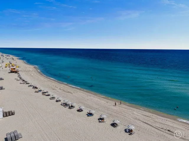 3-bedroom condo for sale in Miami Beach - 6039 Collins Ave 1126 - MondialRealty