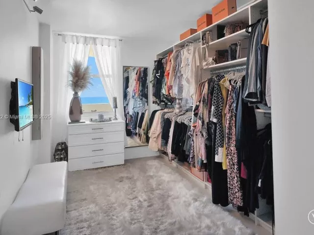 3-bedroom condo for sale in Miami Beach - 6039 Collins Ave 1126 - MondialRealty