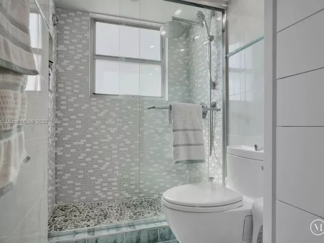 3-bedroom condo for sale in Miami Beach - 6039 Collins Ave 1126 - MondialRealty