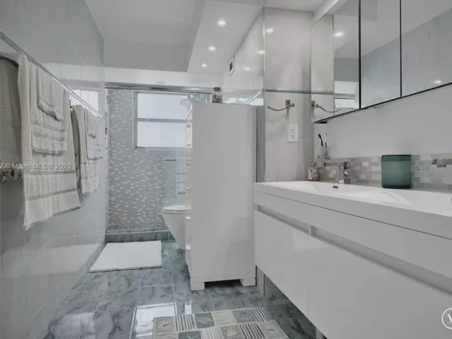 3-bedroom condo for sale in Miami Beach - 6039 Collins Ave 1126 - MondialRealty