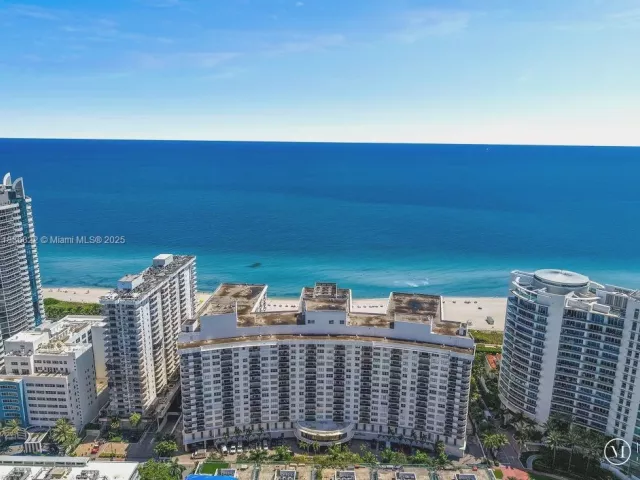3-bedroom condo for sale in Miami Beach - 6039 Collins Ave 1126 - MondialRealty