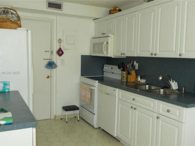 2-bedroom condo for rent in Hallandale Beach - 3161 S Ocean Dr 505 - MondialRealty