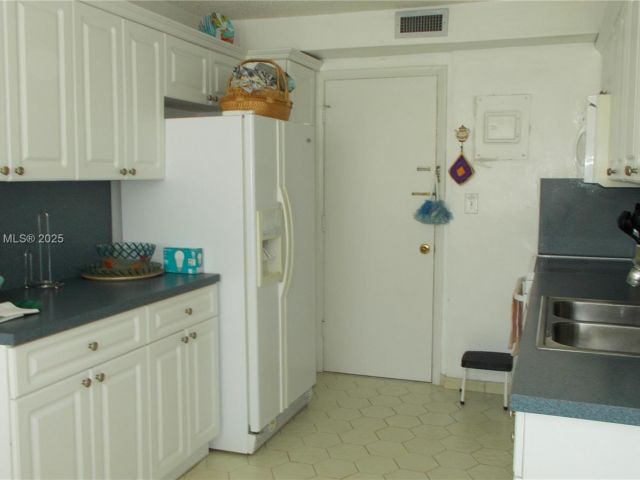 2-bedroom condo for rent in Hallandale Beach - 3161 S Ocean Dr 505 - MondialRealty