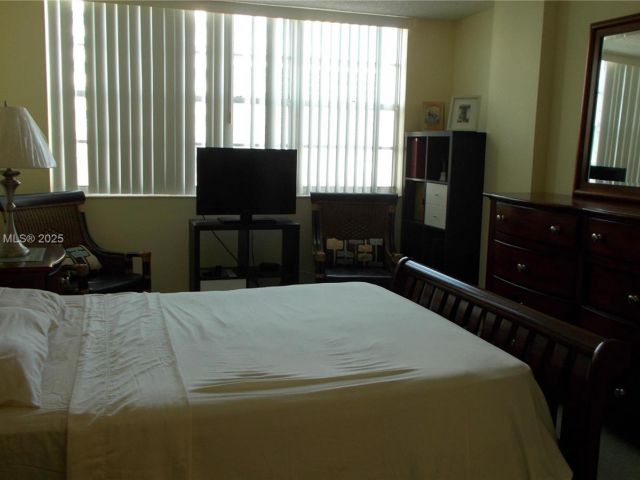 2-bedroom condo for rent in Hallandale Beach - 3161 S Ocean Dr 505 - MondialRealty