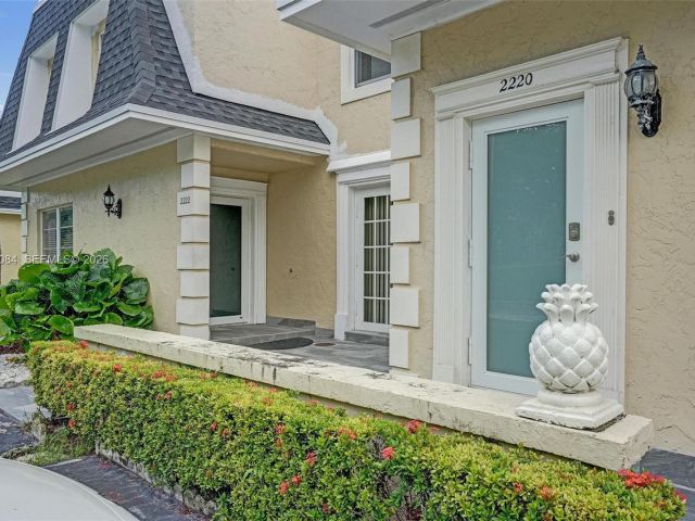 2-bedroom home for sale in Hallandale Beach - 2220 NE 11th St - MondialRealty
