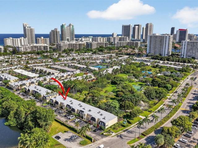 2-bedroom home for sale in Hallandale Beach - 2220 NE 11th St - MondialRealty