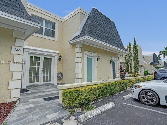 2-bedroom home for sale in Hallandale Beach - 2220 NE 11th St - MondialRealty