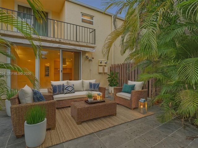 2-bedroom home for sale in Hallandale Beach - 2220 NE 11th St - MondialRealty