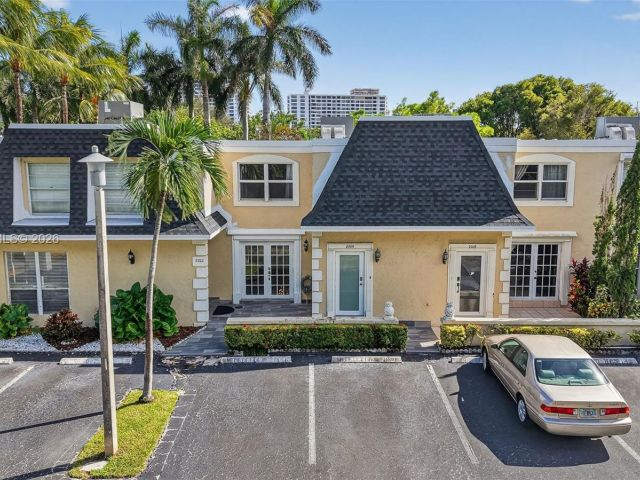 2-bedroom home for sale in Hallandale Beach - 2220 NE 11th St - MondialRealty
