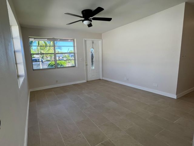 Home for rent at 725 W 9th Street - photo 6622308