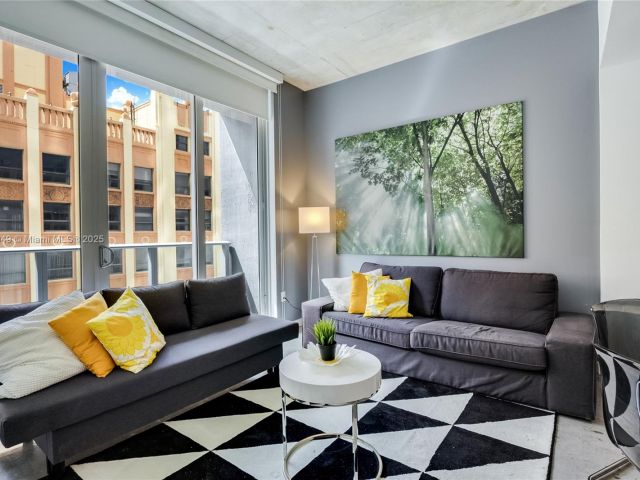 1-bedroom condo for sale in Miami - 151 SE 1st St 1003 - MondialRealty