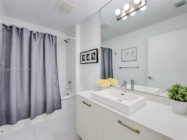 1-bedroom condo for sale in Miami - 151 SE 1st St 1003 - MondialRealty